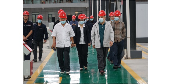 2022-5-10黃學(xué)工等省工信廳總工程師、一級(jí)巡視員市工信局姚曉麗局長(zhǎng)等領(lǐng)導(dǎo)視察萬(wàn)眾集團(tuán)